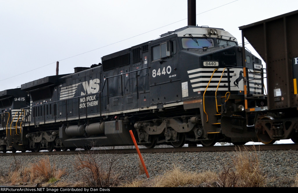 NS C40-8W 8440 trails on 521